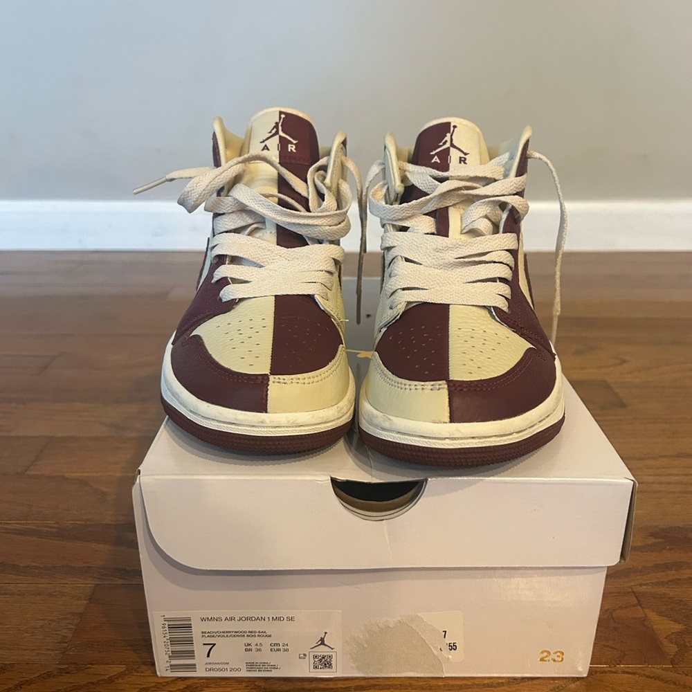 WMNS AIR JORDAN 1 MID SE